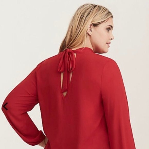 Torrid Top Red Georgette Mock Neck Tie Back Women Size 1 - Picture 2 of 6